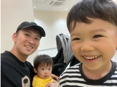 家族と一緒の上田氏